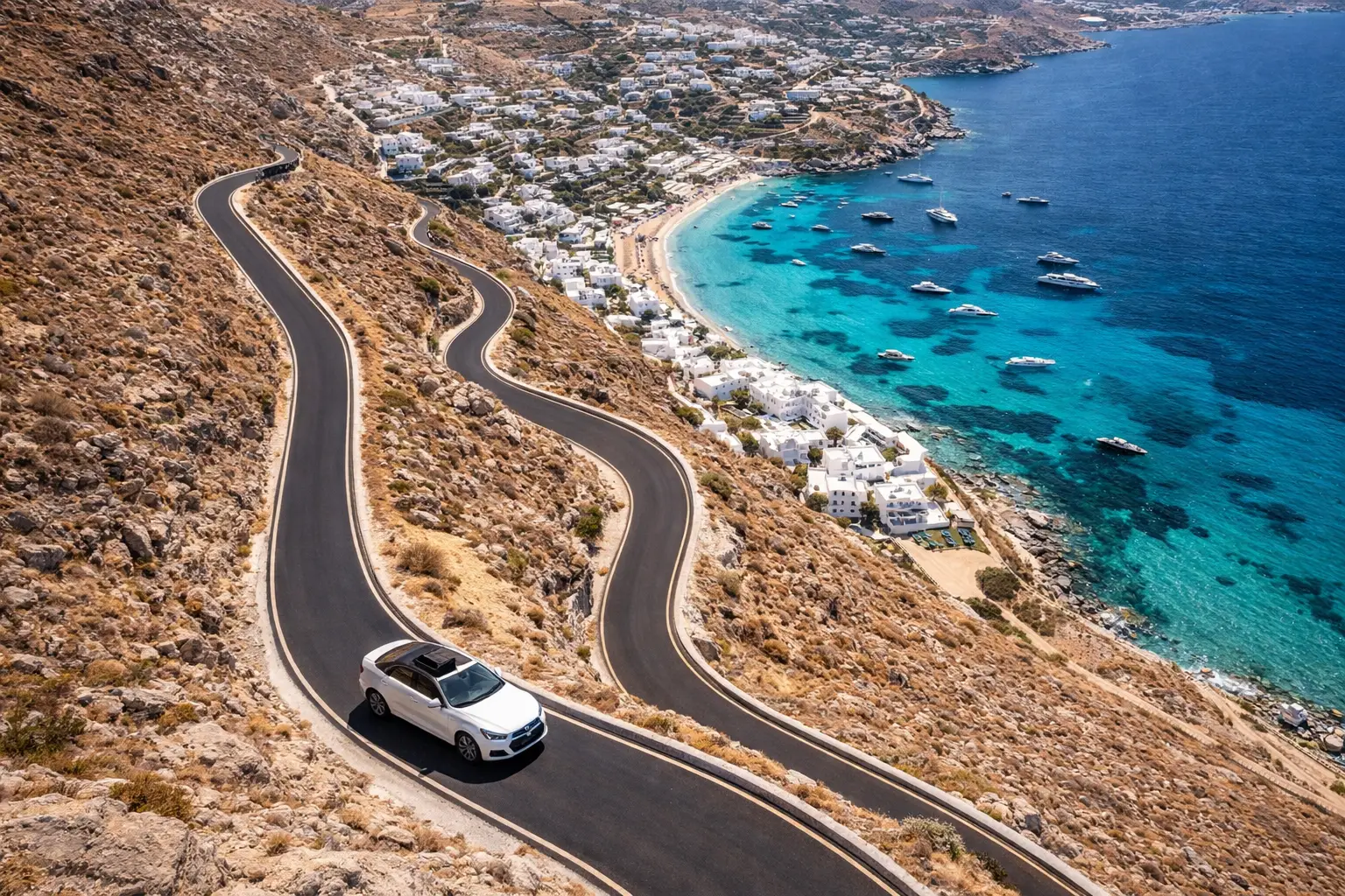 Strada panoramica con dislivelli a Mykonos